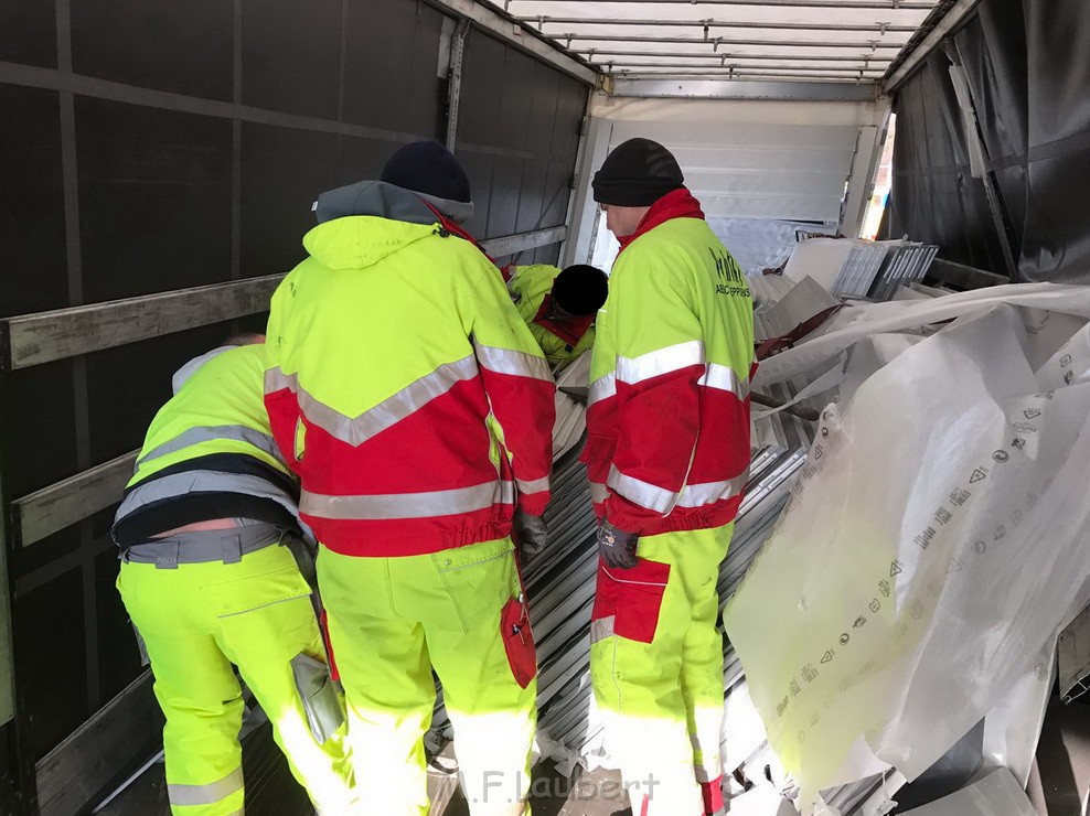 LKW Ladung verschoben A 3 Rich Oberhausen Hoehe AS Koeln Dellbrueck SP P28.jpg